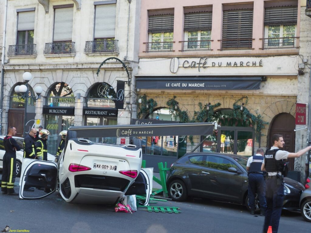 You are currently viewing Revue de presse internet  : PHOTOS. Lyon : un conducteur fonce à toute vitesse, détruit la terrasse : ce que l’on sait